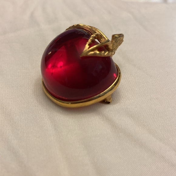 Vintage Sarah Coventry Brooch Apple Cherry Pink Lucite Pin Brooch - Picture 2 of 6